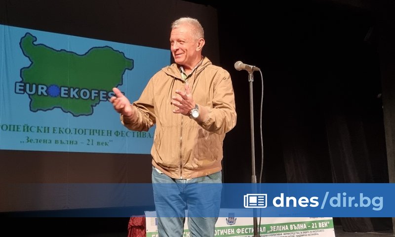 В присъствието на много ученици, в залата на Дом на