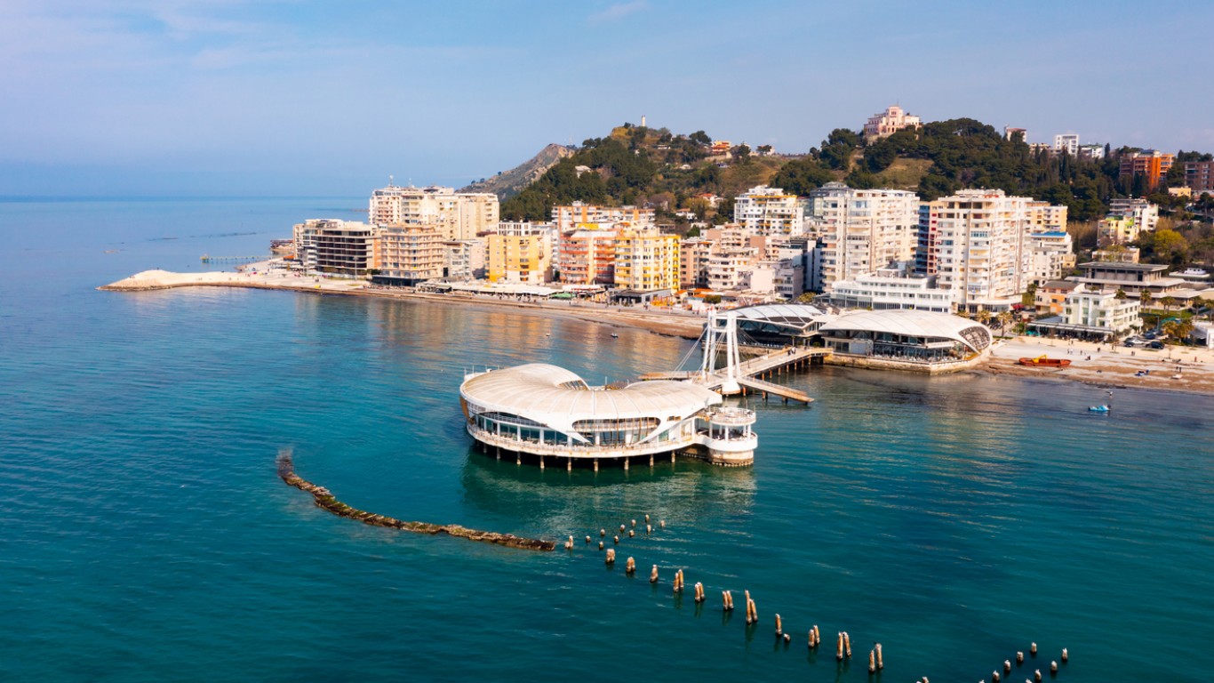 Най-голямата плаваща библиотека в света пристигна на пристанището в албанския град Дуръс