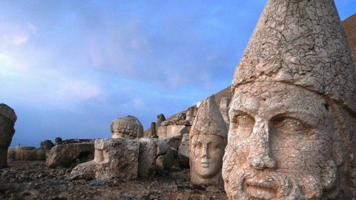 Турция ще консервира каменните глави в планината Немрут чрез "ботокс терапия" 