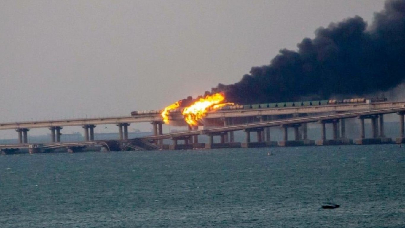 Пожар и експлозия нанесоха поражения по Кримския мост, Русия обвини Украйна