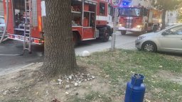 Пожар избухна в кухня с две газови бутилки в блок в Пловдив, спасиха 67-годишен мъж (снимки)