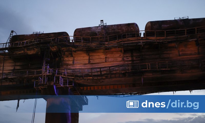 Огромна марка, на която е нарисувана експлозията на Кримския мост,