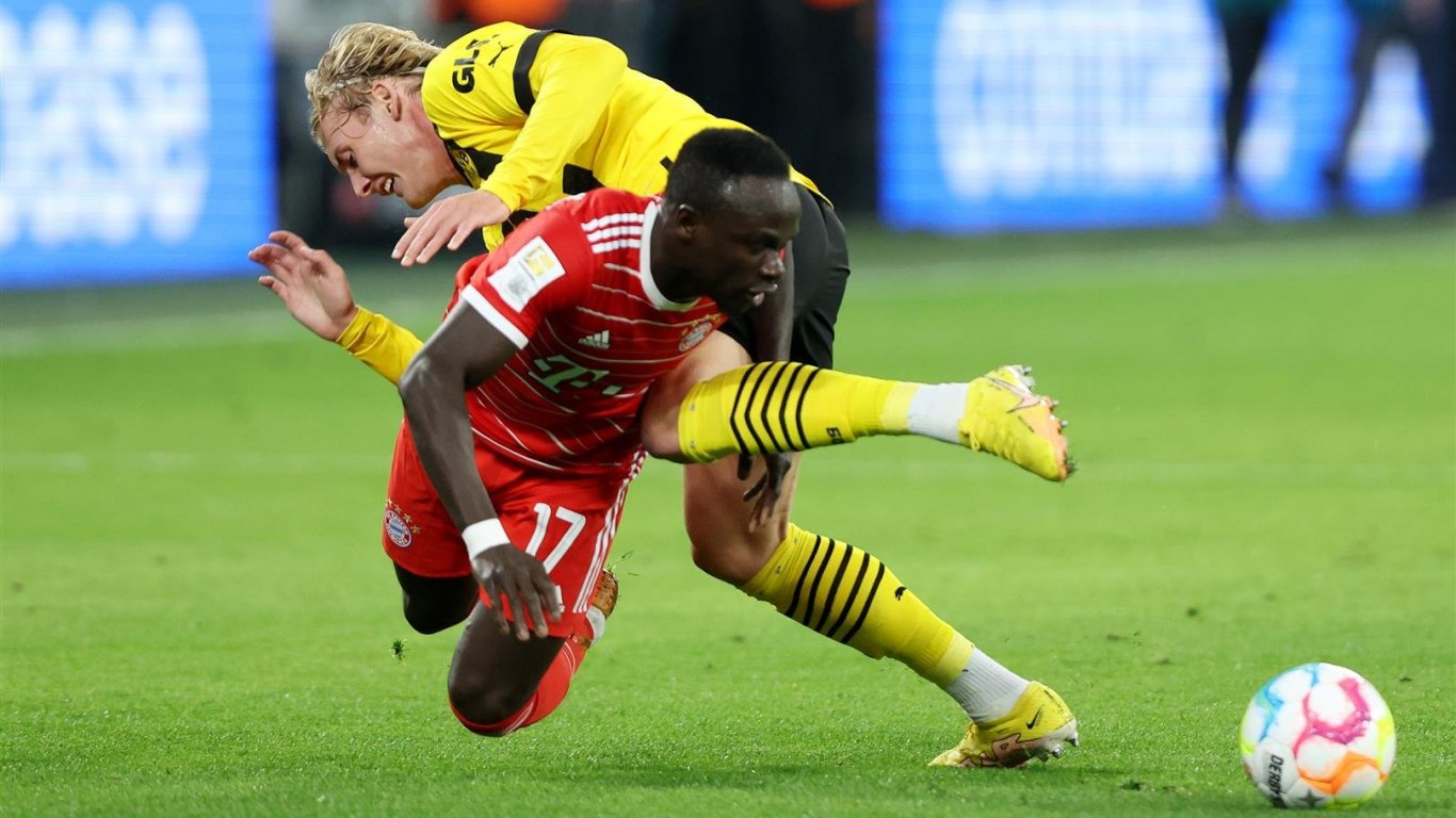 Късна драма, 4 гола и червен картон решиха супердербито на Бундеслигата