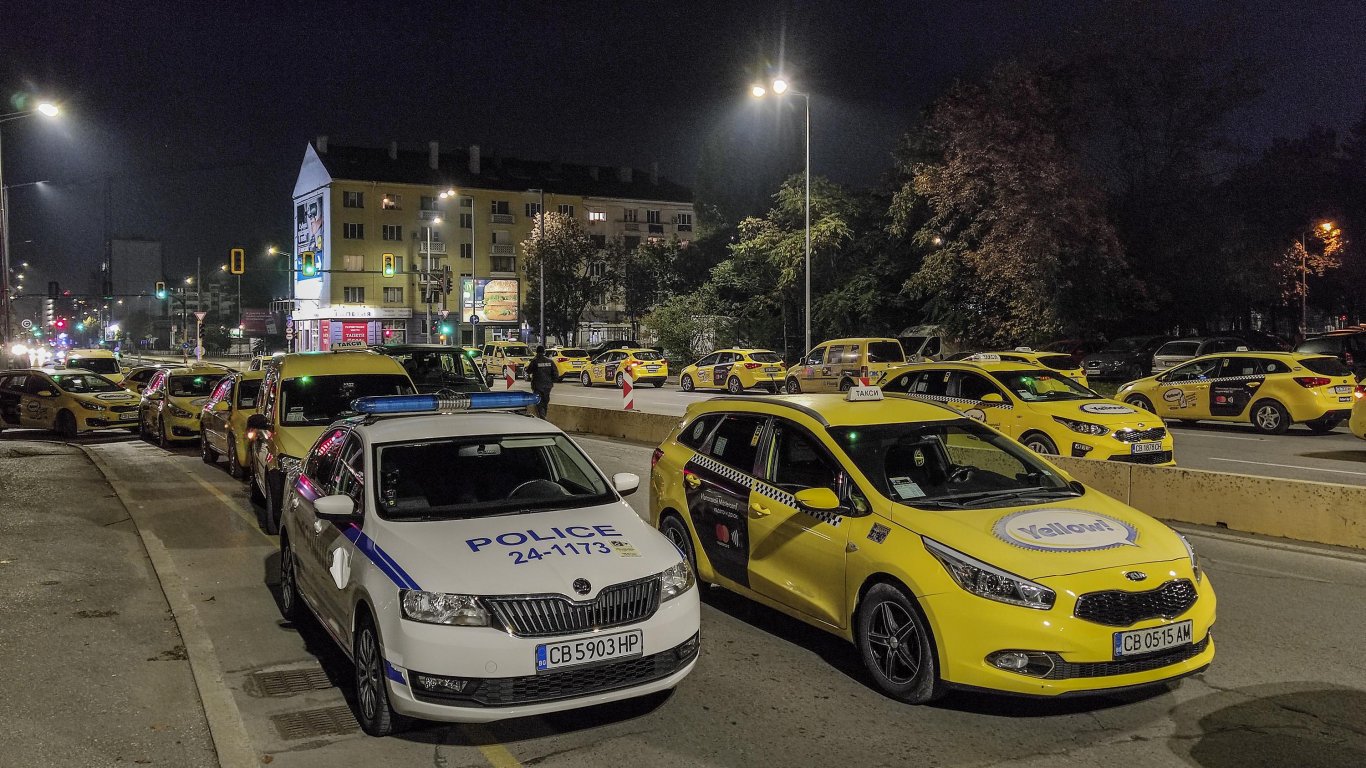 Цяла нощ таксиметрови шофьори блокираха ключови пътища заради смъртта на своя колега