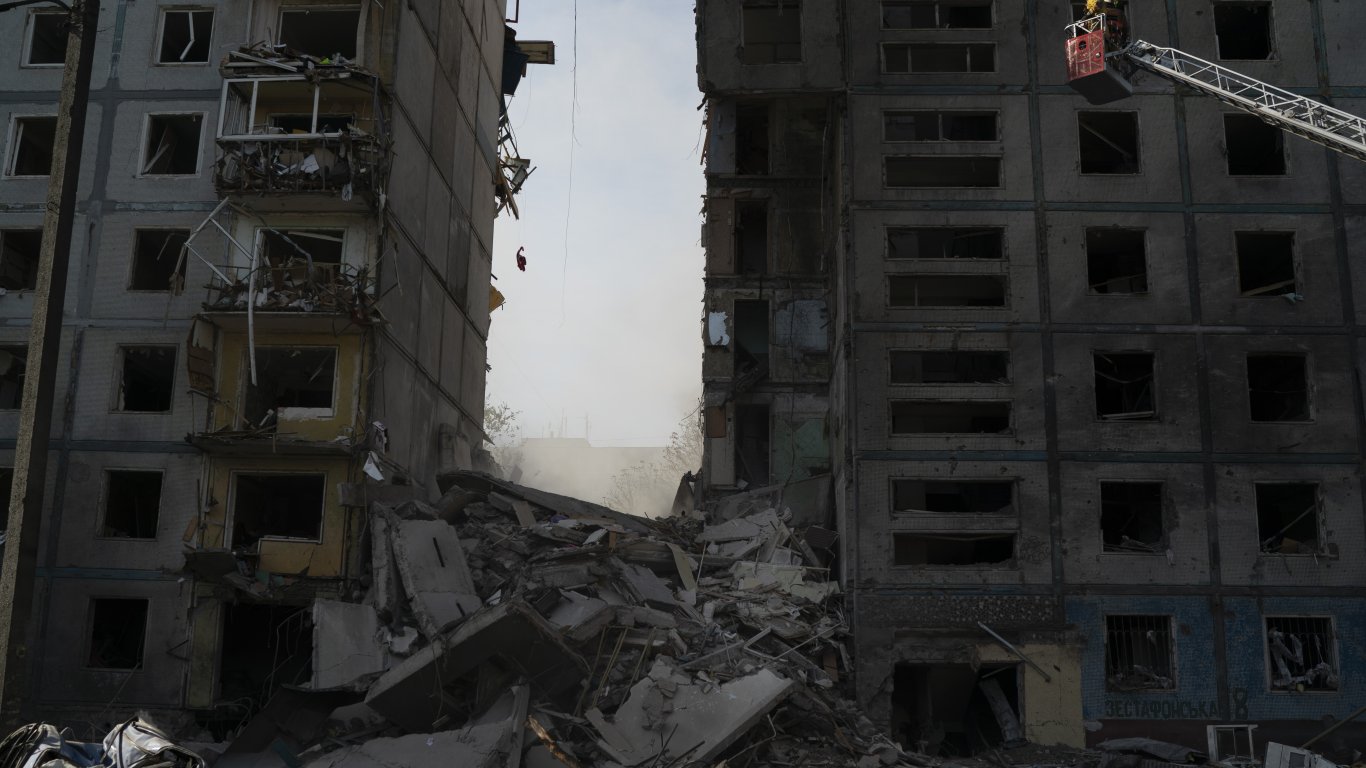 Нова атака срещу Запорожие: Разрушени жилищни сгради и най-малко 17 жертви (снимки/видео)