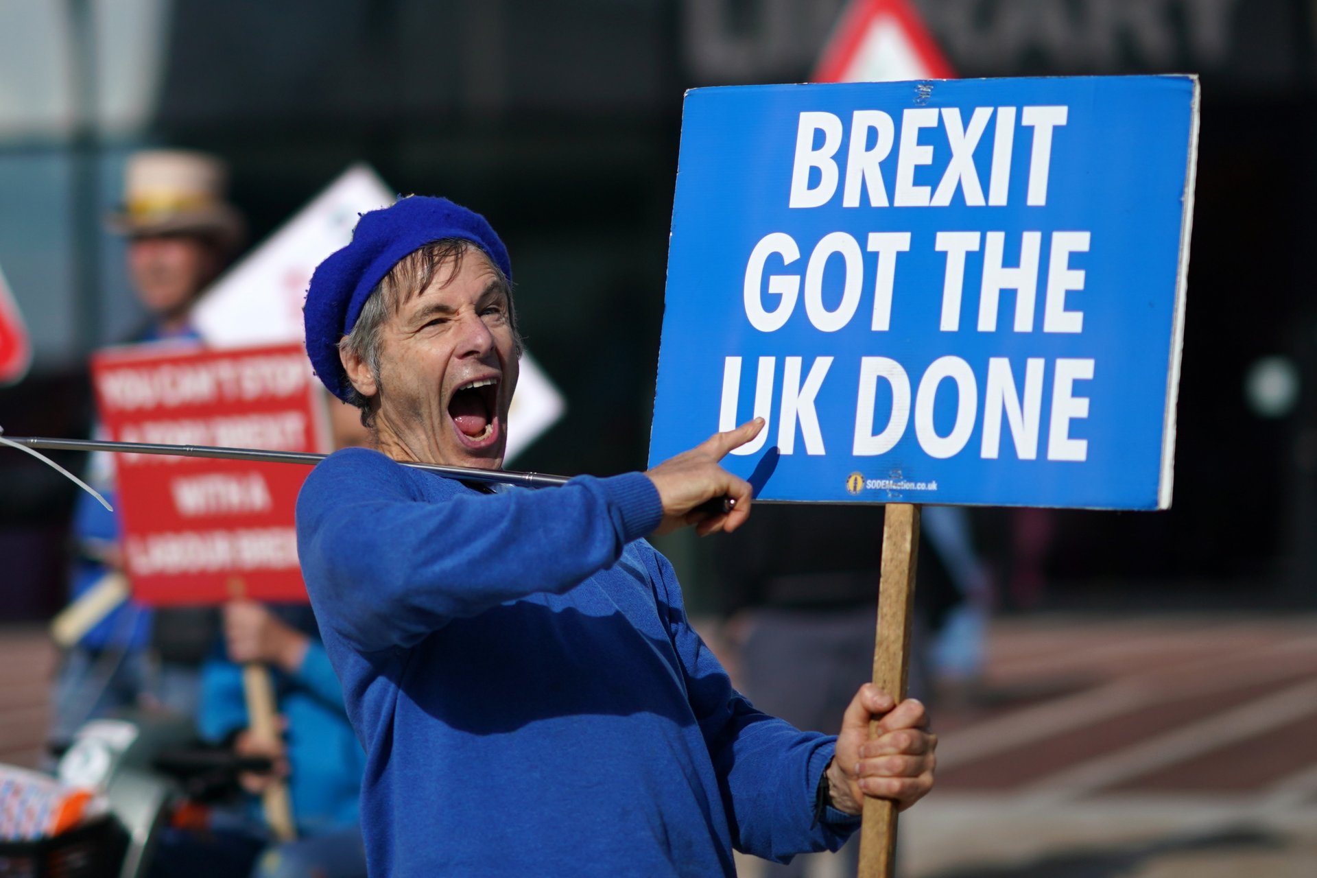  Протестиращ с плакат с надпис "Брекзит довърши Обединеното кралство" в първия ден от конференцията на Консервативната партия в ICC. 