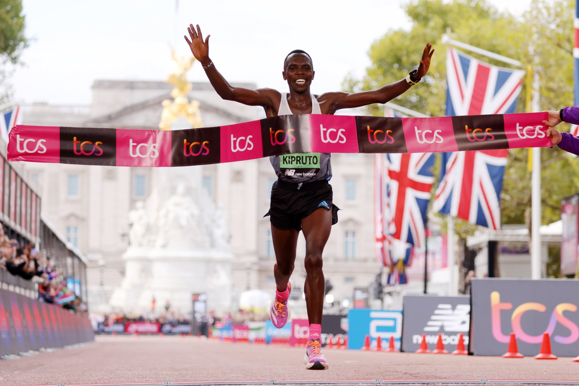 Амос Кипруто от Кения печели елитния мъжки маратон по време на Лондонския маратон 2022 TCS на 02 октомври 2022 г. в Лондон, Англия. 