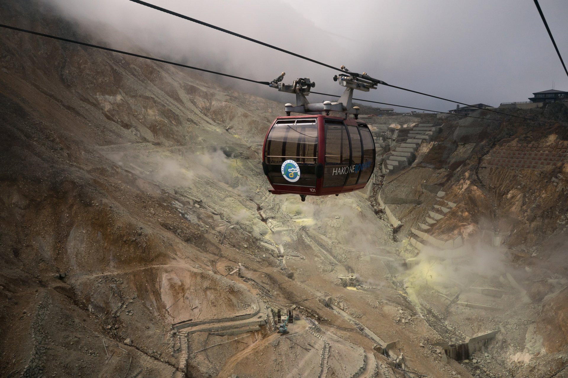 Кабинков лифт пътува над Овакудани, вулканична долина с активни серни отвори и горещи извори. Кадърът е от 4 октомври 2022 г. 