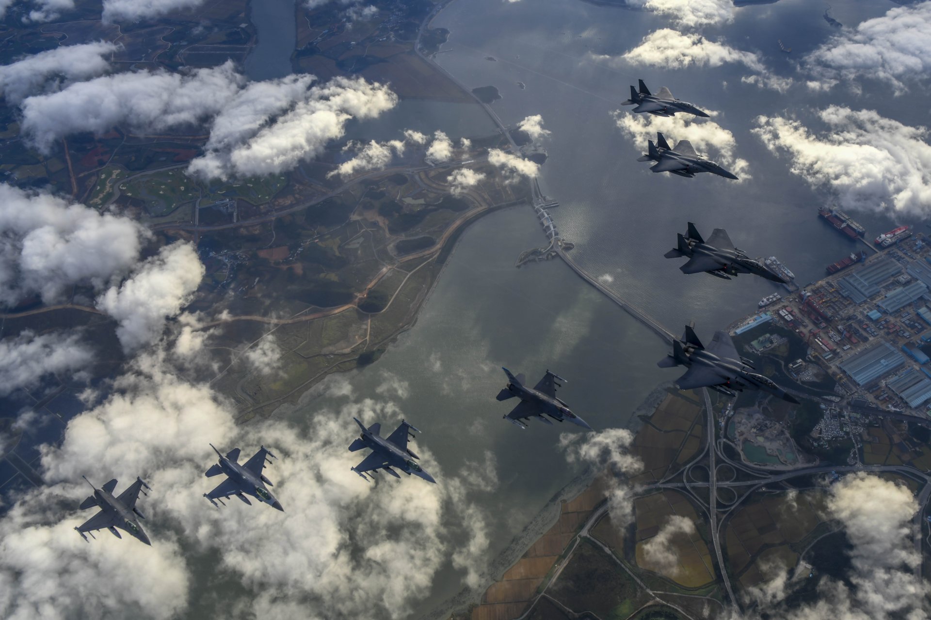 В това изображение, публикувано от Министерството на отбраната на Южна Корея, изтребители F-15K на военновъздушните сили на Южна Корея и F-16 на военновъздушните сили на САЩ летят над Корейския полуостров.
