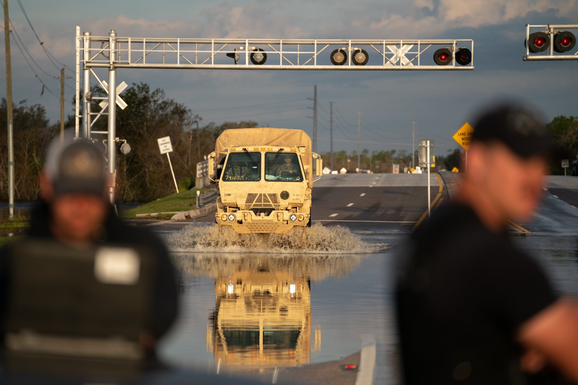 Автомобил на Националната гвардия преминава през наводненията от река Пийс 