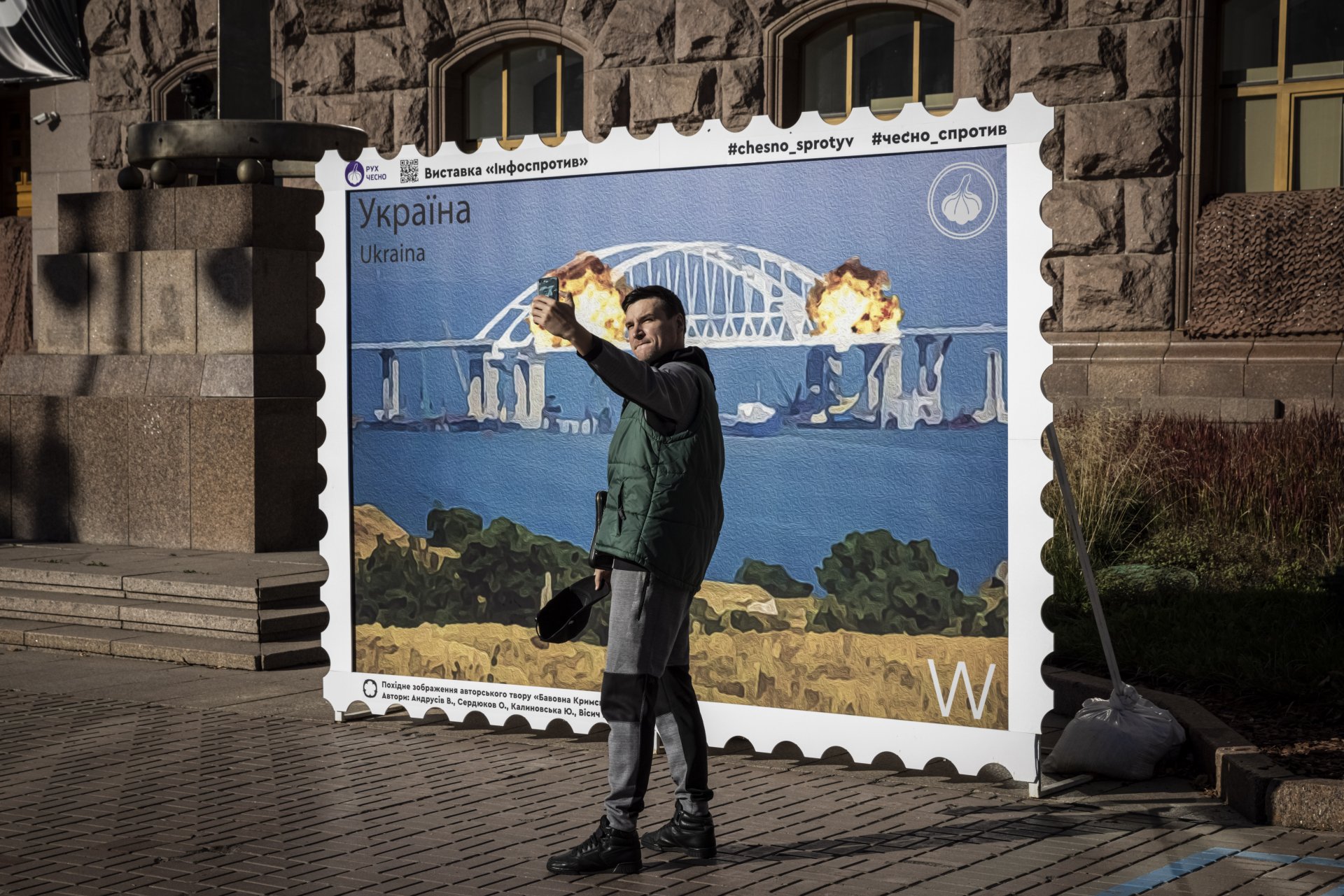 Украинци се снимат пред емблематична марка в Киев