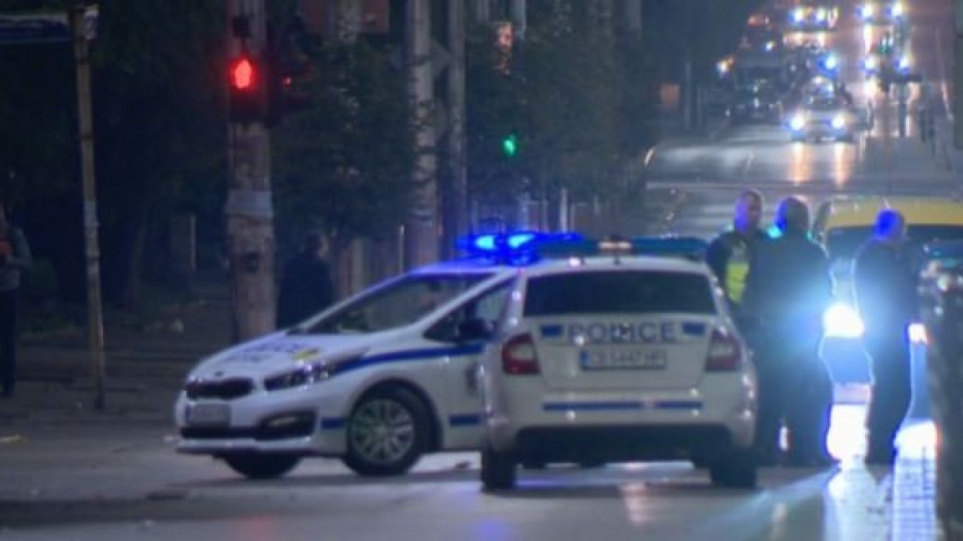 Засилено полицейско присъствие и високо напрежение на ключови улици през нощта в София