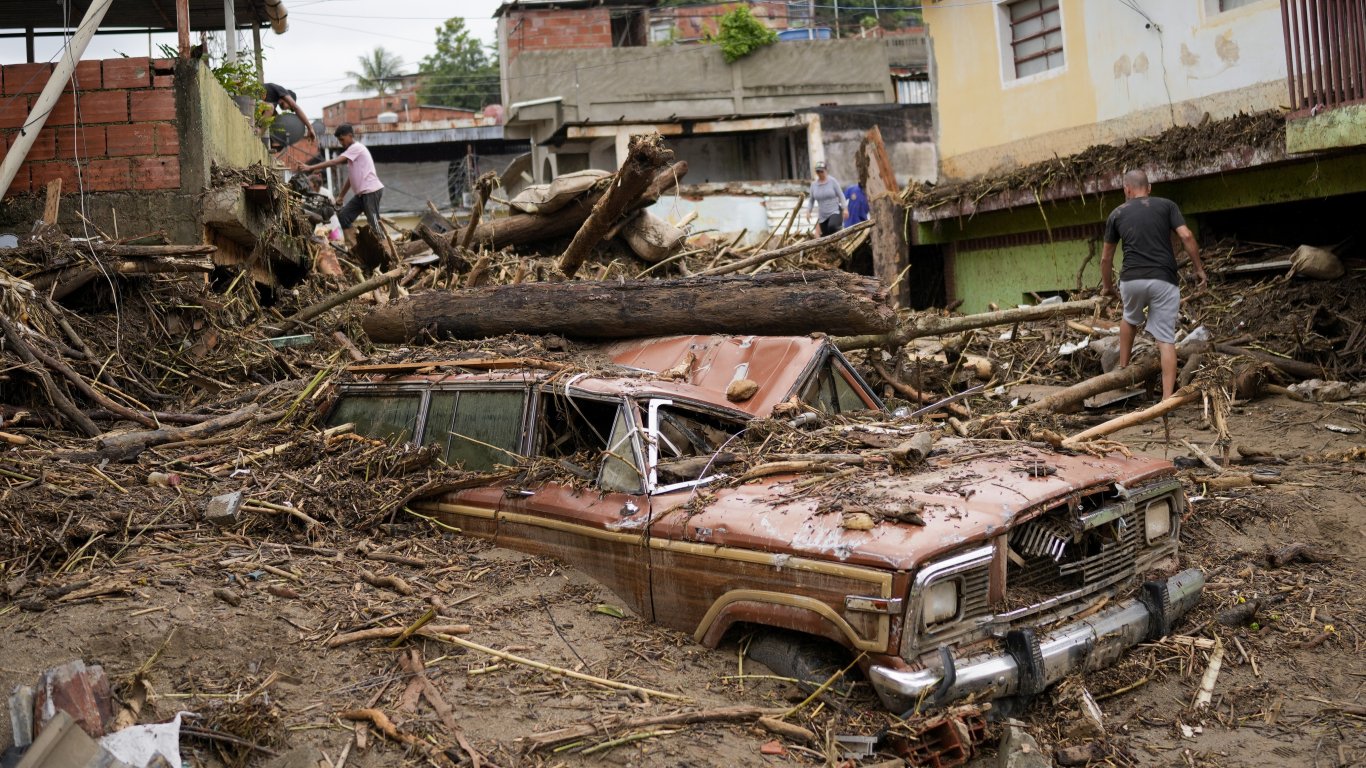 Десетки загинали и много в неизвестност след наводнения и свлачища във Венецуела (снимки)