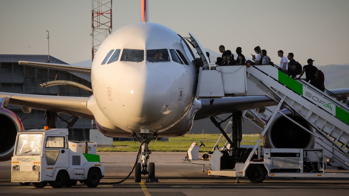 Четири пътнически самолета бяха пренасочени за кацане в Пловдив, шест към Букурещ, а един – към Солун, заради силния вятър 