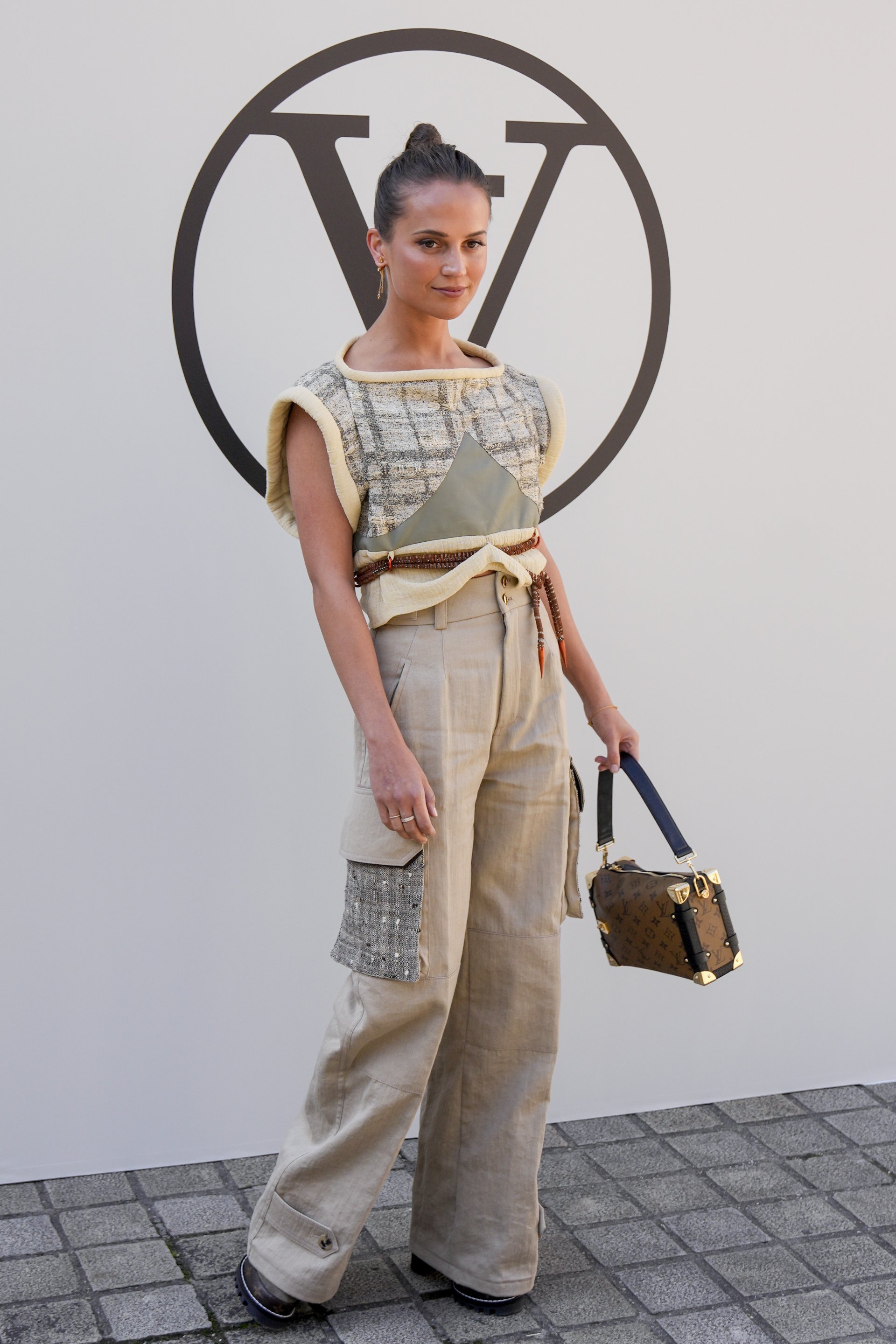 Алисия Викандер на дефилето на Louis Vuitton