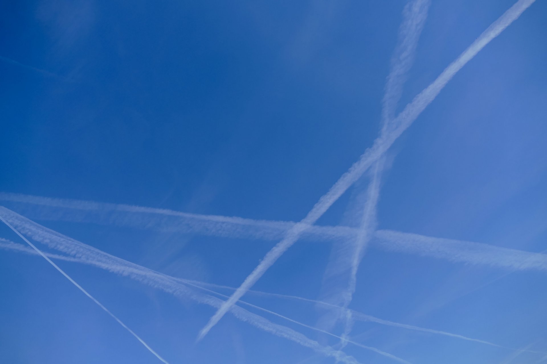 Невидимите следи от самолети показват голяма чувствителност на облаците към аерозоли