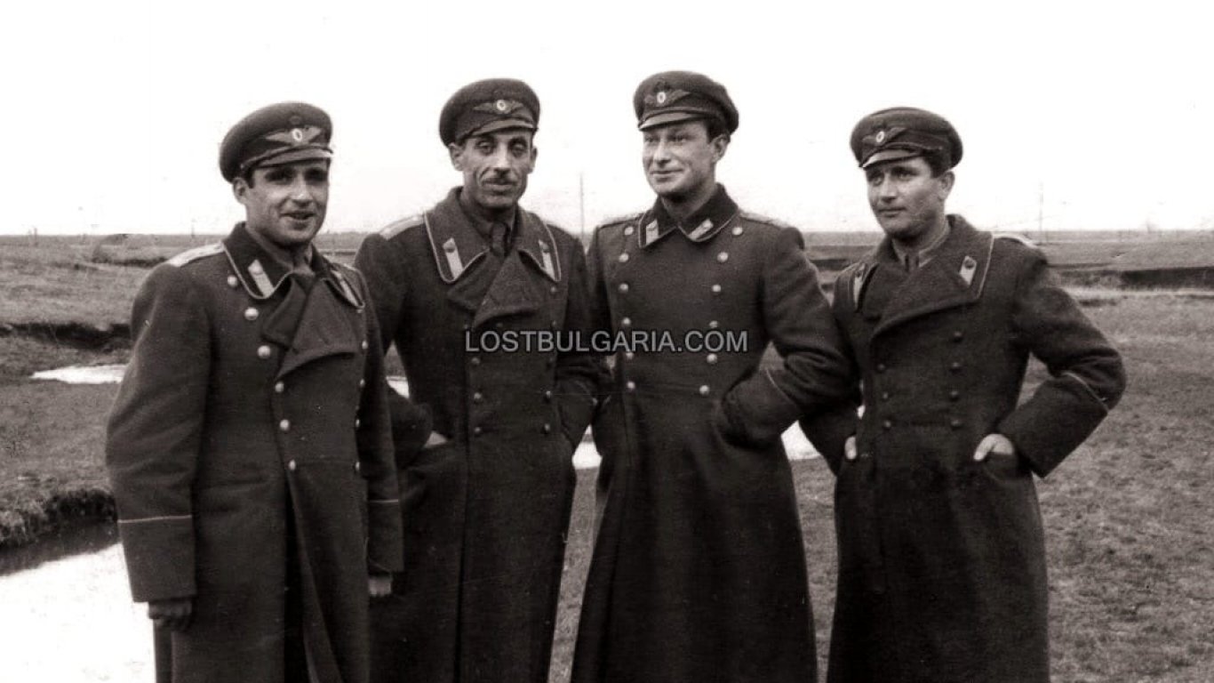 Български летци, трети от ляво на дясно капитан Димитър Списаревски, загинал във въздушен бой на 20 декември 1943 година