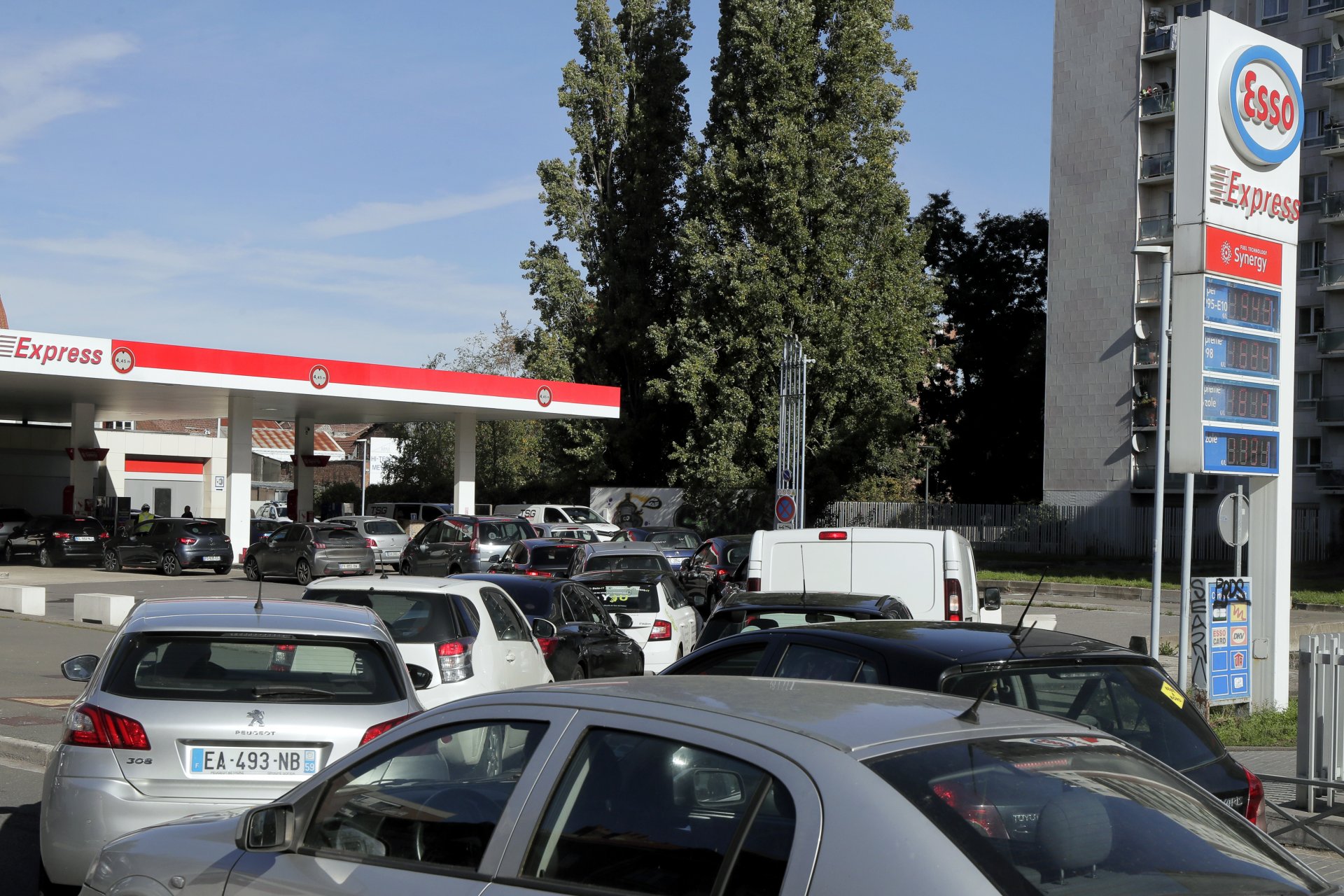 Стачки и блокади на петролните бази предизвикаха дълги опашки по бензиностанциите във Франция