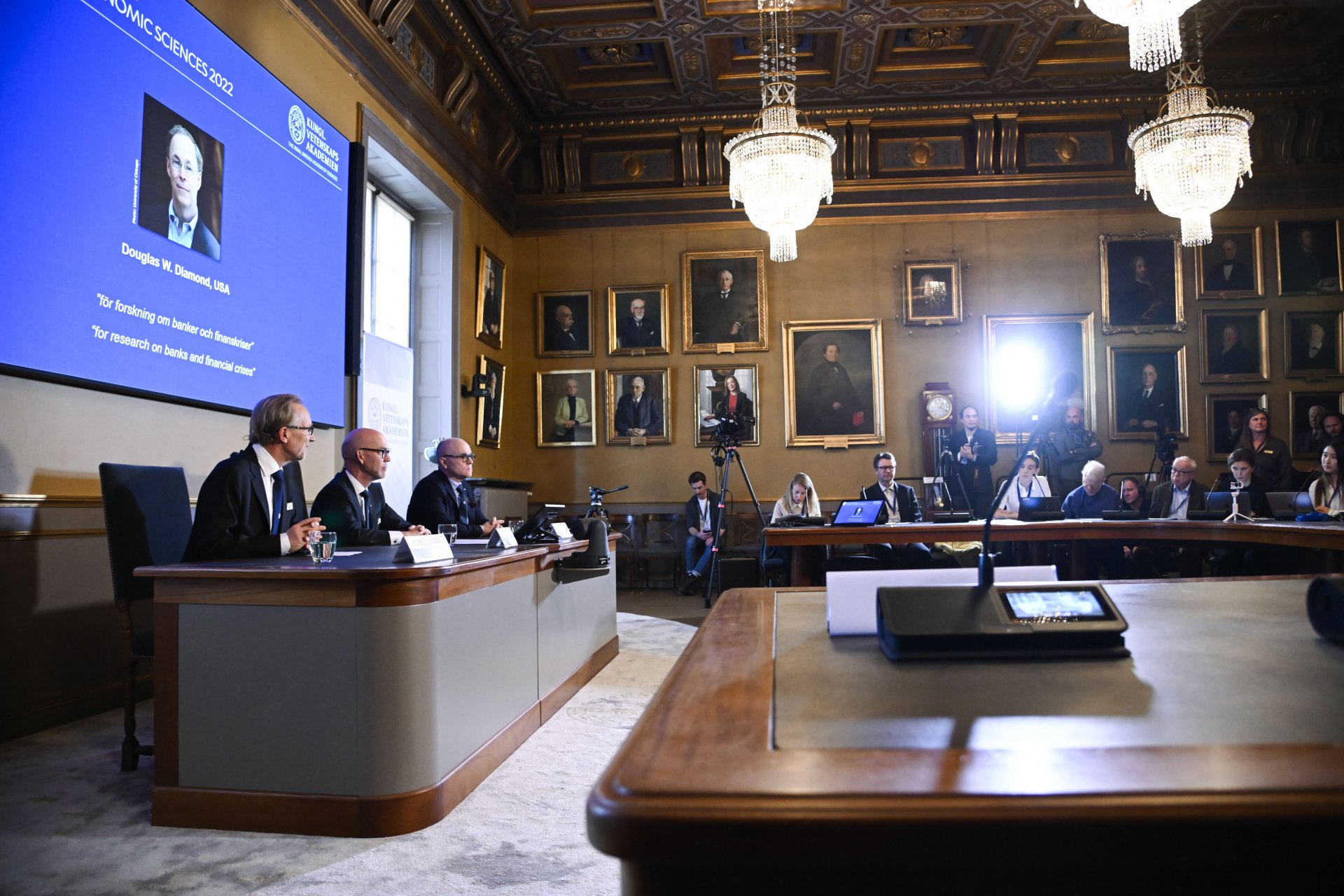 Отляво Торе Елингсен, Ханс Елегрен и Джон Хаслер, членове на Кралската шведска академия на науките, обявяват наградата за икономика в памет на Алфред Нобел за 2022 г. в Кралската шведска академия на науките, Стокхолм, Швеция, 10 октомври 2022 г.