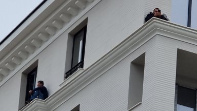 Строители заплашват да скочат от 6-ия етаж в Перник (снимки)