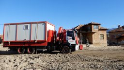 Повече от месец след потопа докараха три фургона в село Богдан