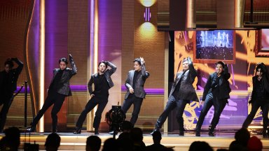 Кей-поп групата BTS отново е на върха в класацията на "Билборд" за албуми