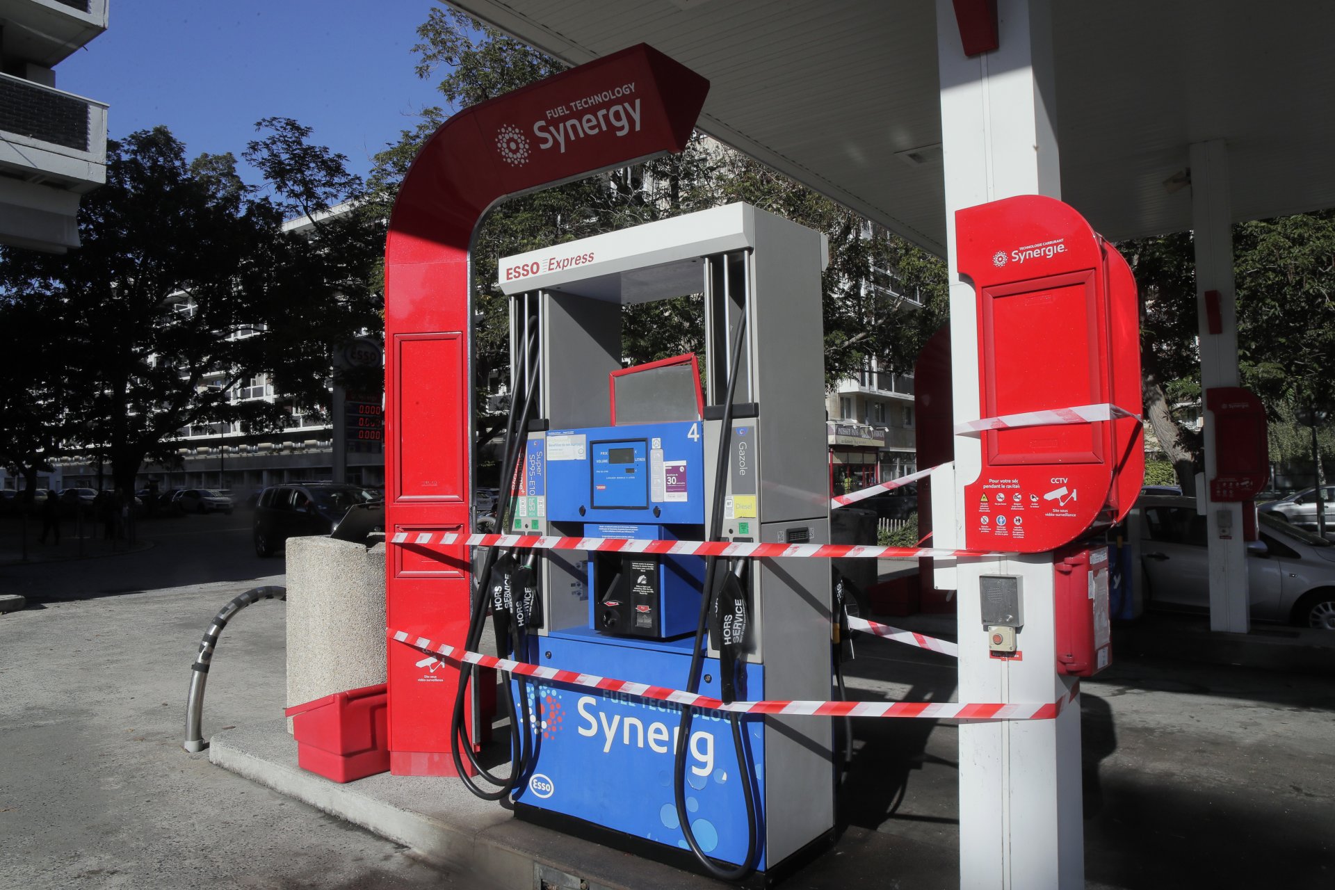Затворена бензинова колонка поради липса на гориво в Лил