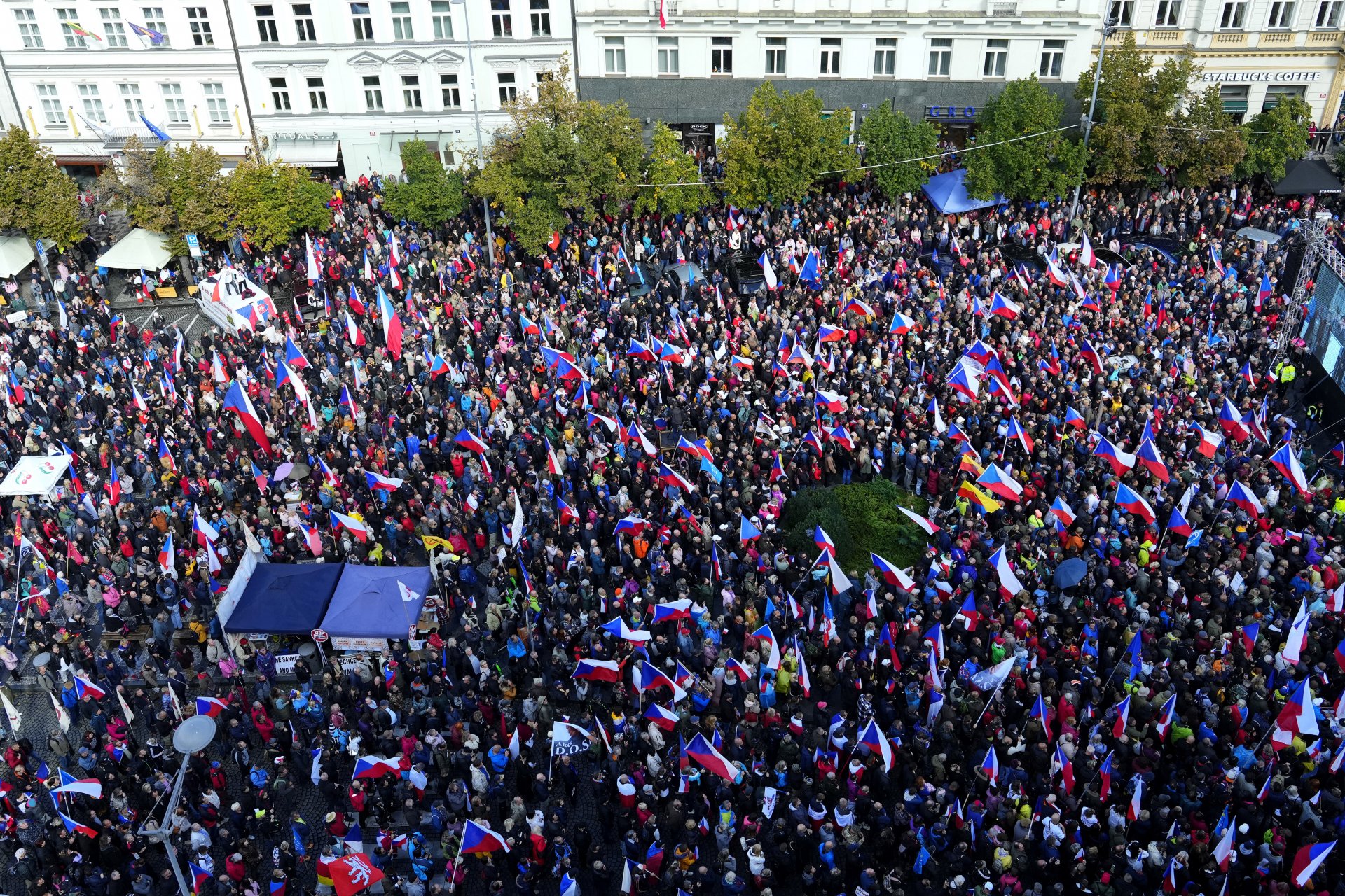 Антиправителствен протест на привърженици на крайните десница и левица в Прага на 28 септември 2022 г.