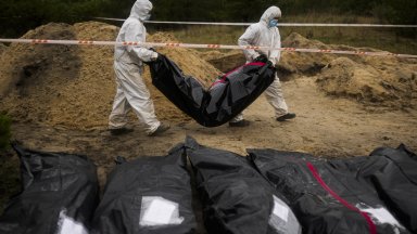 Украинските власти съобщиха снощи че са ексхумирали телата на десетки