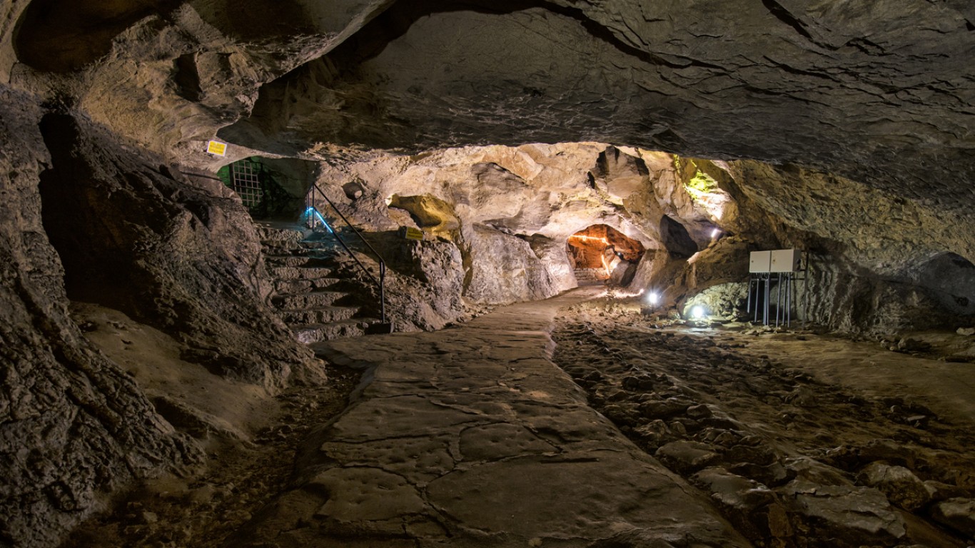 Находки от първия Homo sapiens в Европа, открити в пещерата Бачо Киро, водят Нобеловия лауреат Сванте Пебо в България