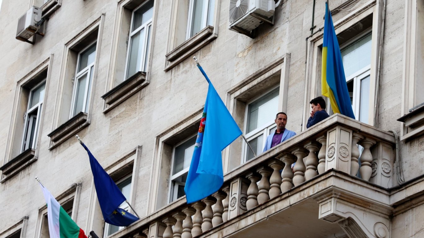 Общинар и партиен лидер опитаха да свалят украинското знаме от фасадата на СО (снимки)