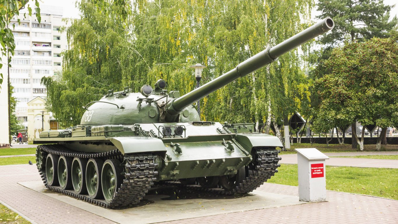 Русия модернизира 800 бройки от 60-годишния танк Т-62