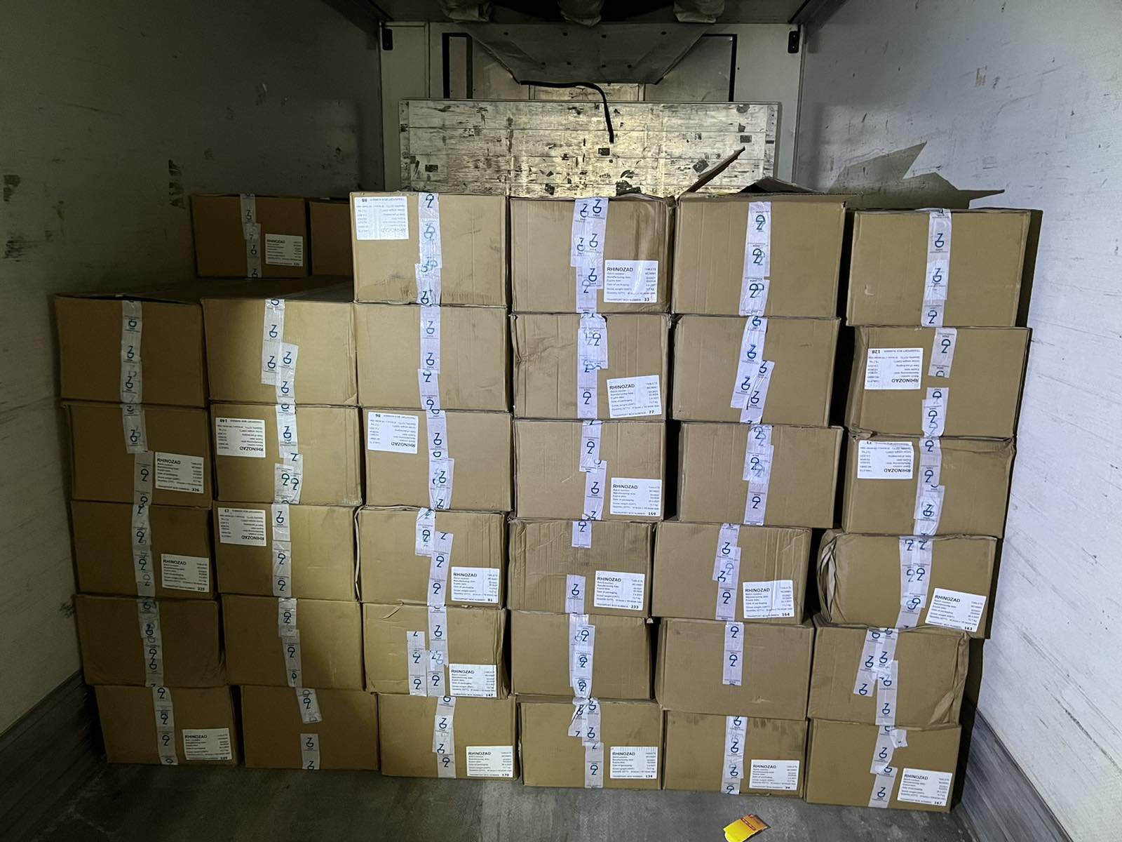 Кашони с таблетки от лекарствен продукт с псевдоефедрин. Снимки ...