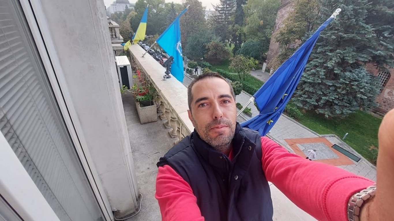 Столичен общинар се маскира в повторен опит да свали украинското знаме от кметския балкон
