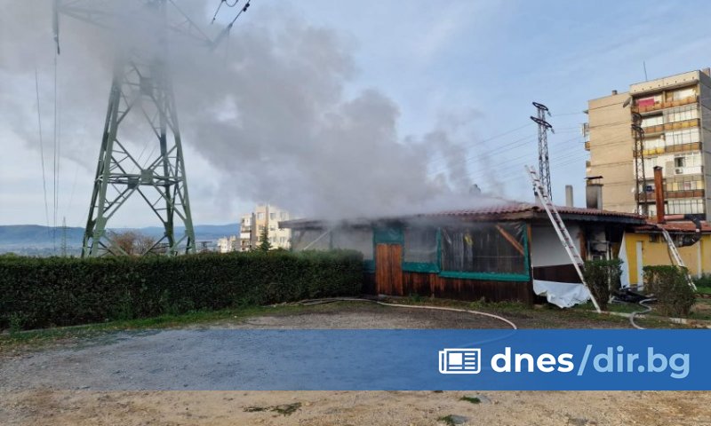 Мъж се барикадира в дома си в ж.к. Изток в Казанлък,