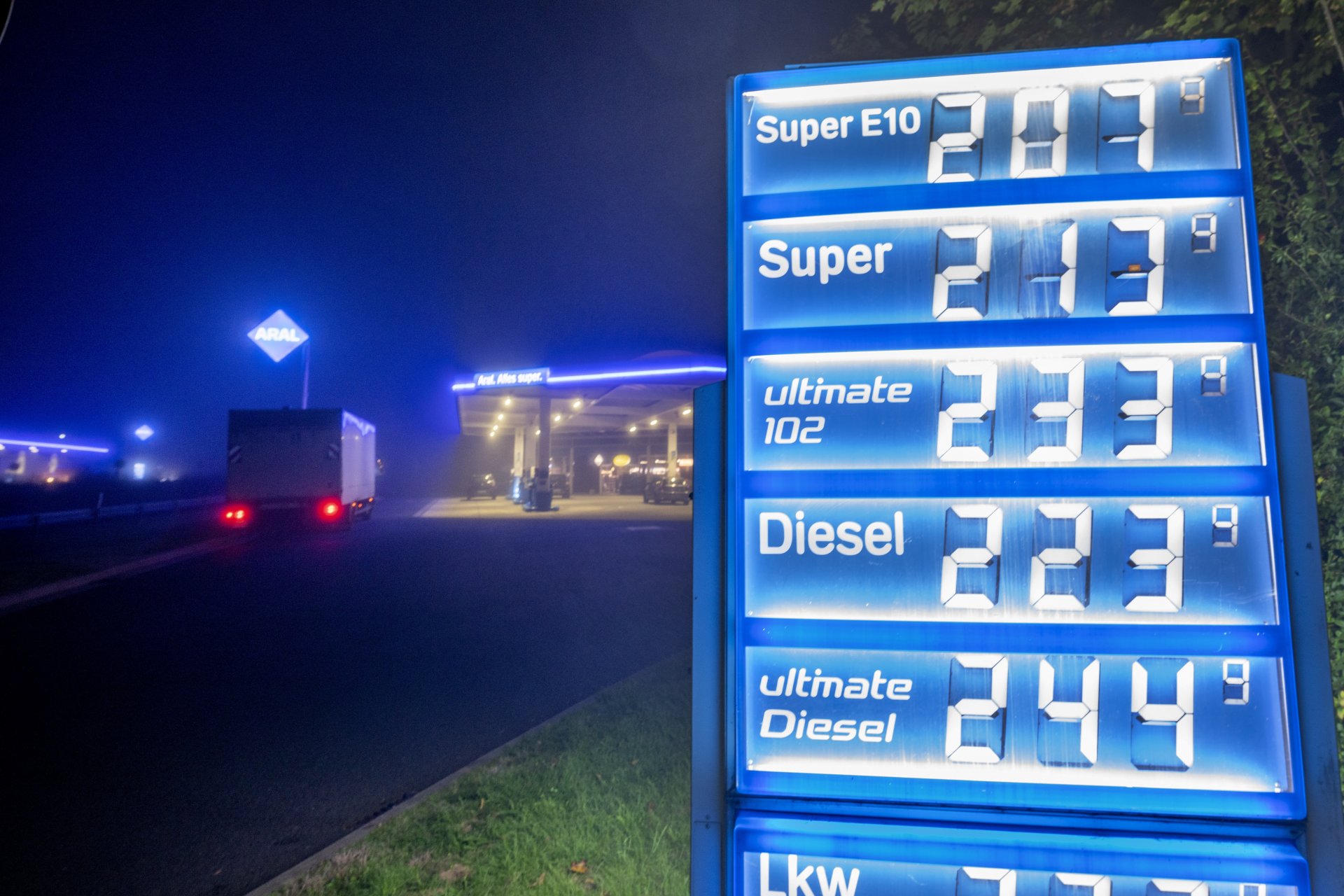 Цените на бензиностанция на магистрала във Франкфурт, Германия, рано в четвъртък, 13 октомври 2022 г.