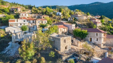 Как едно призрачно гръцко село се превръща в технологичен и туристически център?