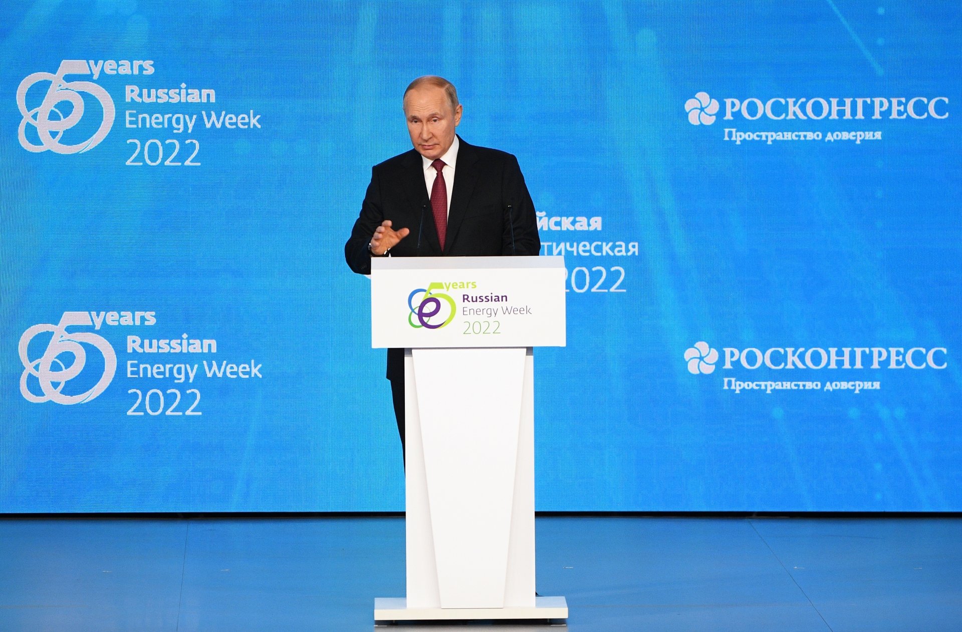 В изказването си на енергиен форум в Москва на 12 октомври Владимир Путин заяви, че Русия ще брани интересите си и няма да продава нефт на страни, обвързани с евентуален таван на цената