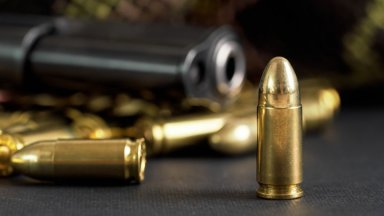 19 годишен младеж уби снощи двама мъже и рани сериозно една