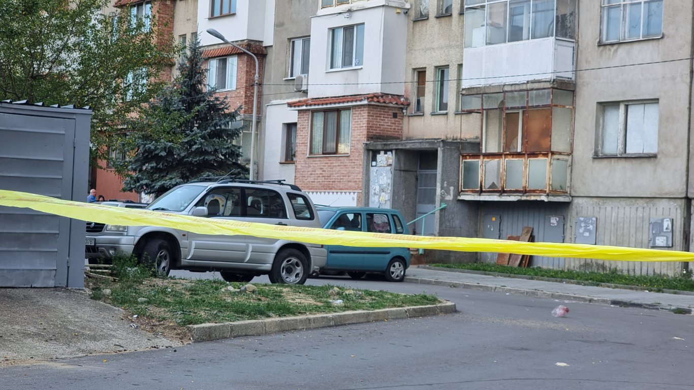 Спецчастите изведоха подпалвача, барикадирал се в дома си в Казанлък (видео)