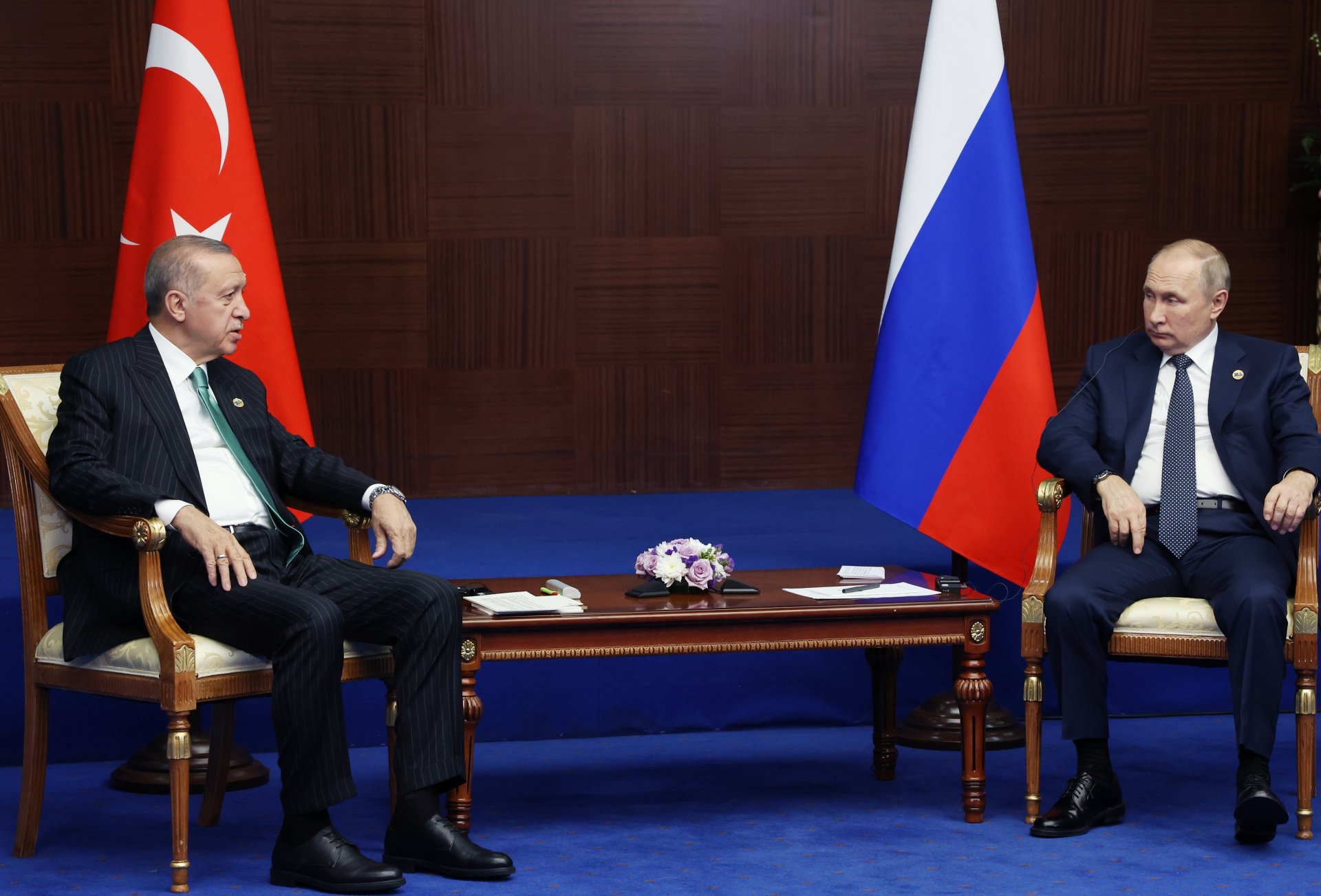 Руският президент Владимир Путин, вдясно, и президентът на Турция Реджеп Тайип Ердоган разговарят в кулоарите на срещата на върха на форума за сигурност в Астана, Казахстан, четвъртък, 13 октомври 2022 г.