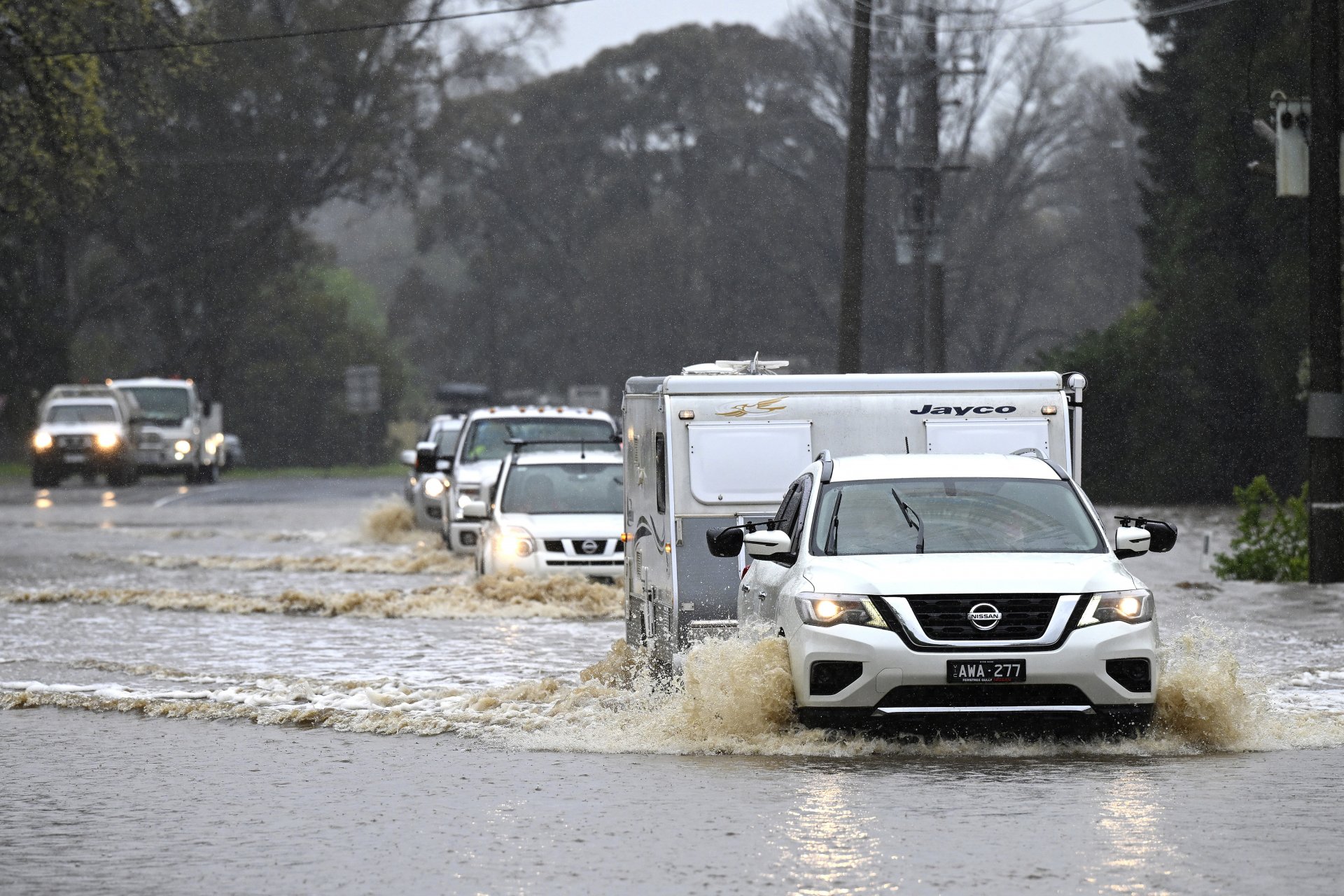 Колите едва се придвижват по наводнените австралийски улици.