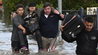 Три щата в Австралия евакуират хора заради опустошителни наводнения (снимки)