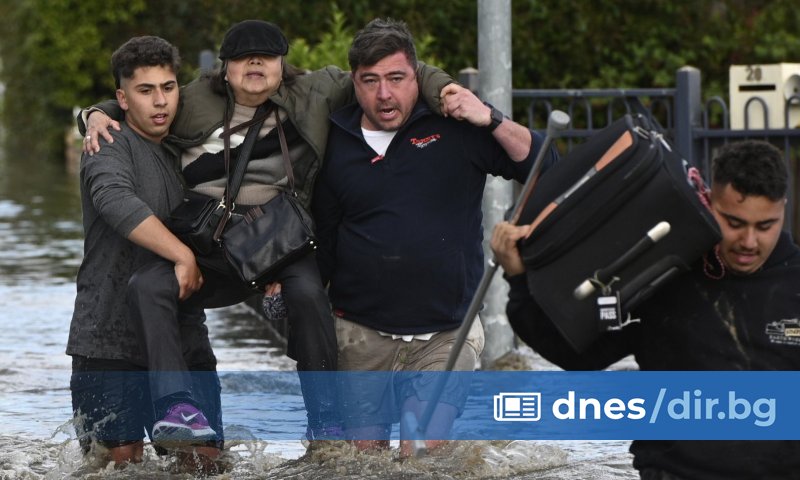 На хората в три австралийски щата е наредено да се евакуират, тъй