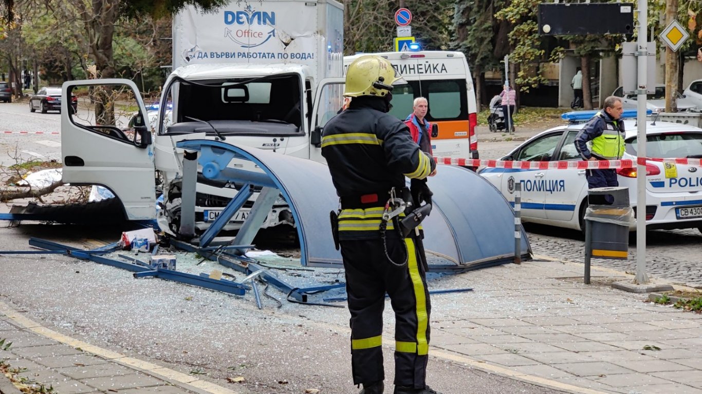 Камион помете спирка в София и уби 19-годишно момиче (снимки)