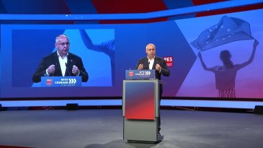 С емоционална реч и под аплодисментите на пълната зала в