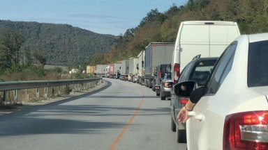 Верижна катастрофа блокира трафика по международния път Е 79 между Мездра