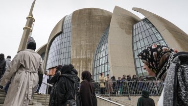 Призив за ислямска молитва прозвуча днес за първи път от