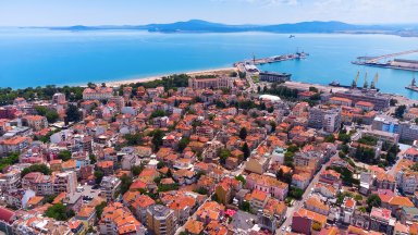 Достъпът на коли до търговски обекти на улица Осогово в Бургас