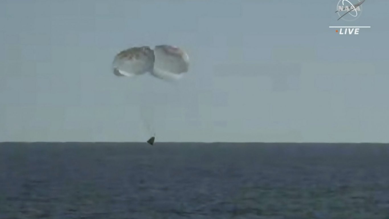 След 5-часов автономен полет капсулата "Фрийдъм" върна на Земята четиримата астронавти от МКС